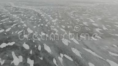 雪在冰面上飞舞. 雪花在贝加尔湖的冰上飞舞。 冰非常美丽，有独特之处